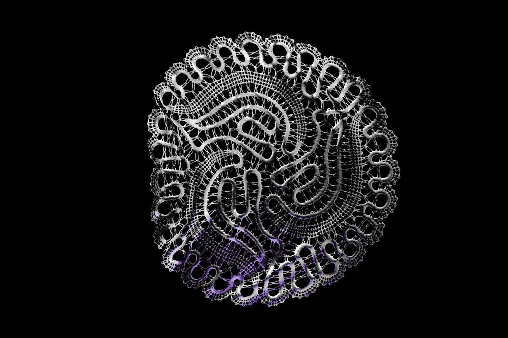 un napperon métallique aux reflets violacés