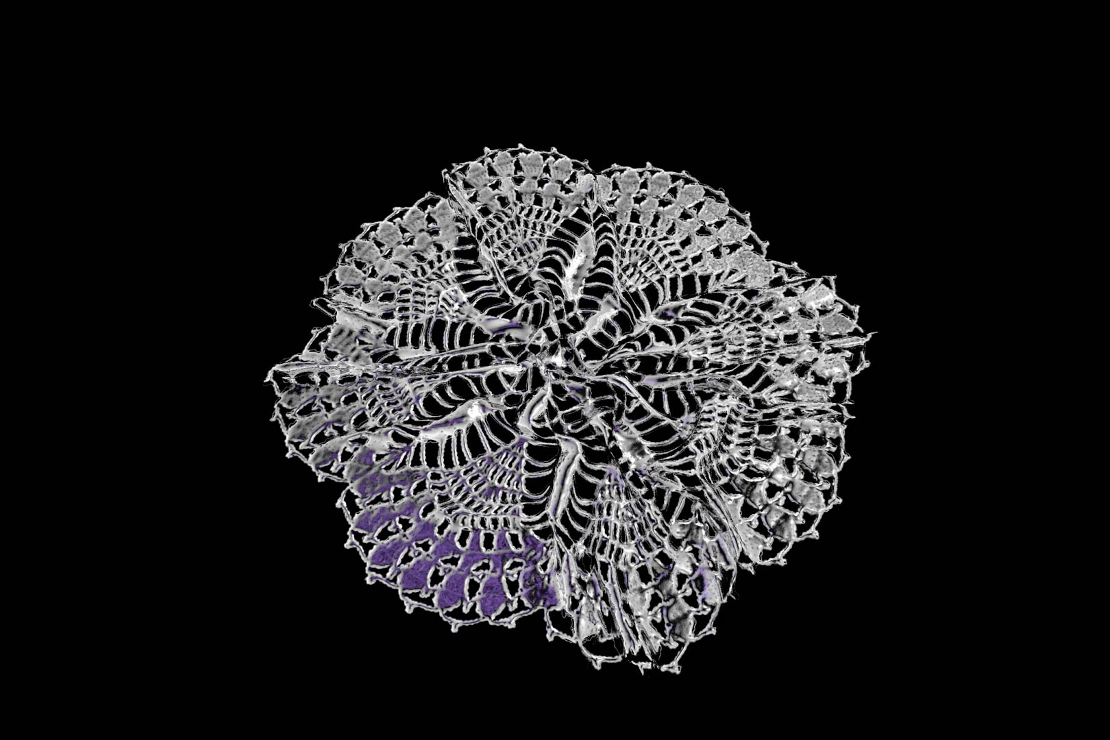 un napperon métallique frippé