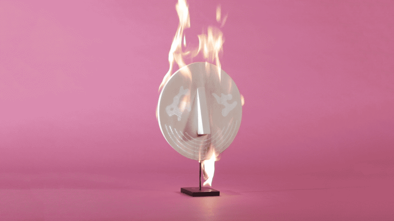 Tea Tea Tea masque en feu